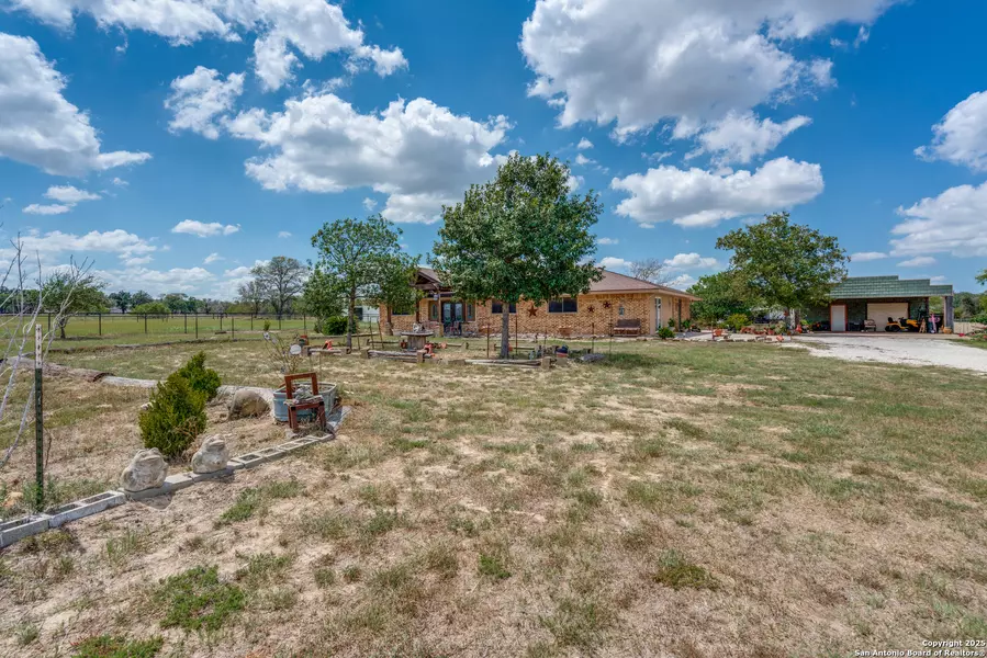 300 County Road 324, Adkins, TX 78101