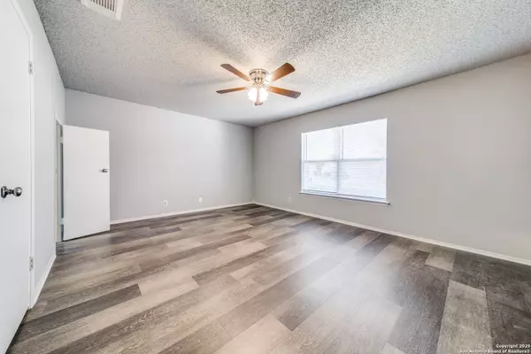 Converse, TX 78109,8010 Chestnut Barr