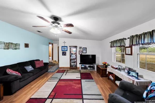 La Vernia, TX 78121,423 Fm 2772