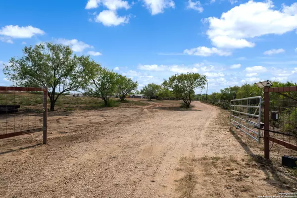 Floresville, TX 78114,5530 Blackhill