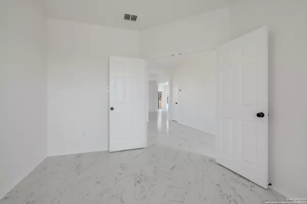 San Antonio, TX 78245,9011 Summit lake