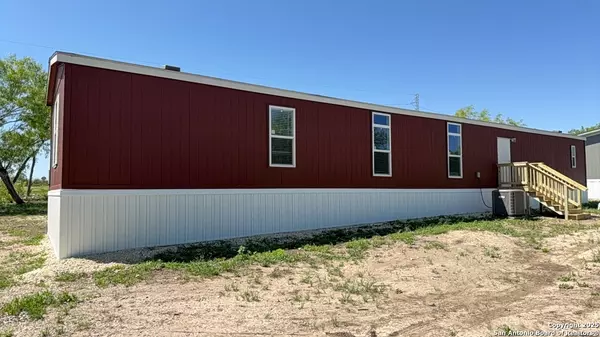 224 forest creek, Devine, TX 78016