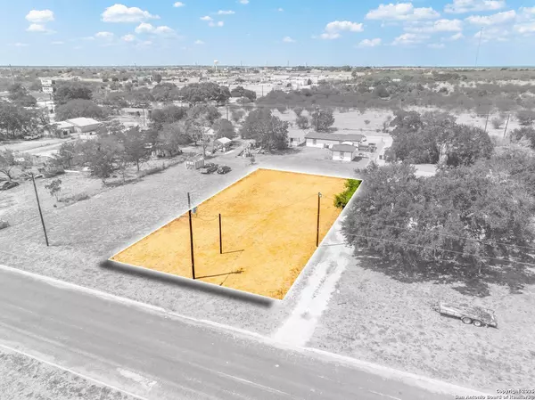 Floresville, TX 78114,125 Lone Oak