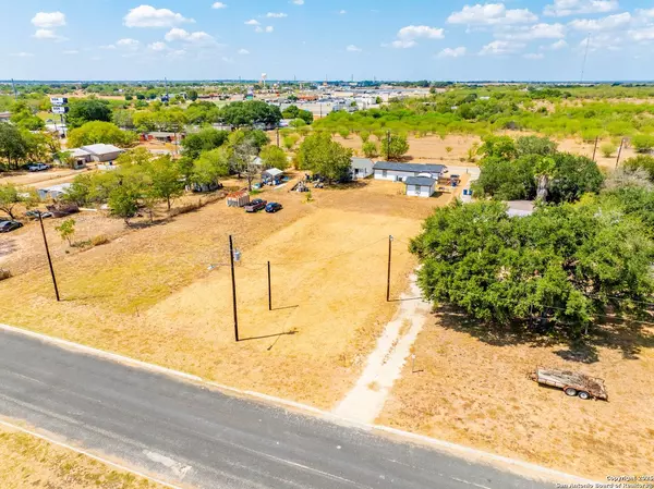 Floresville, TX 78114,125 Lone Oak