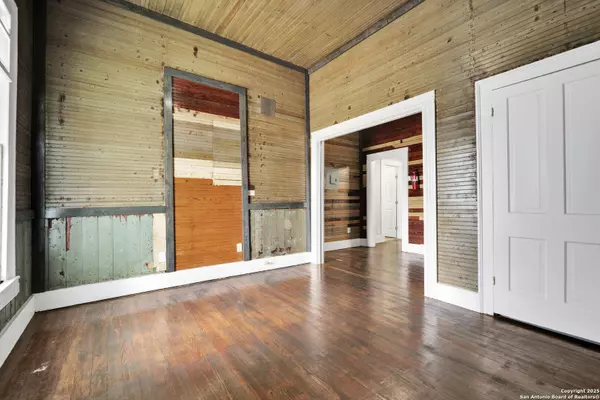 San Antonio, TX 78212,121 Howard St UNIT 2