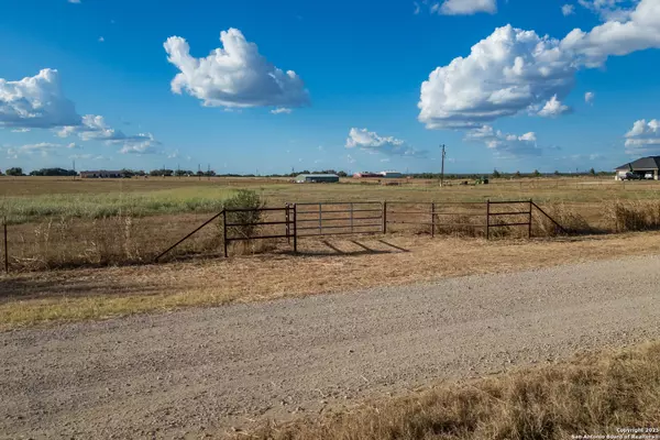 Floresville, TX 78114,1580 County Road 132
