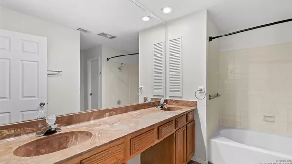 Converse, TX 78109,9803 Balanced Rock