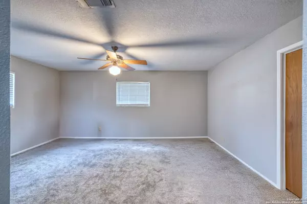 Uvalde, TX 78801,5 Donna