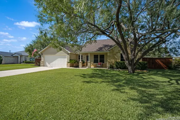 Jourdanton, TX 78026,204 La Parita Ct