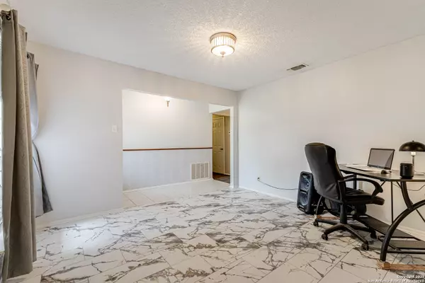 San Antonio, TX 78247,5914 Oak country