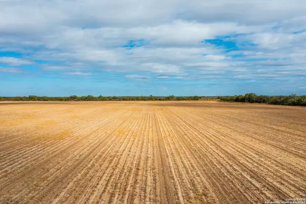 CR 4013 Cr 4017 W, La Pryor, TX 78829