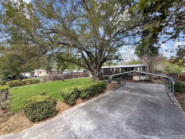 Mcqueeney, TX 78123,1521 PECAN DR NW