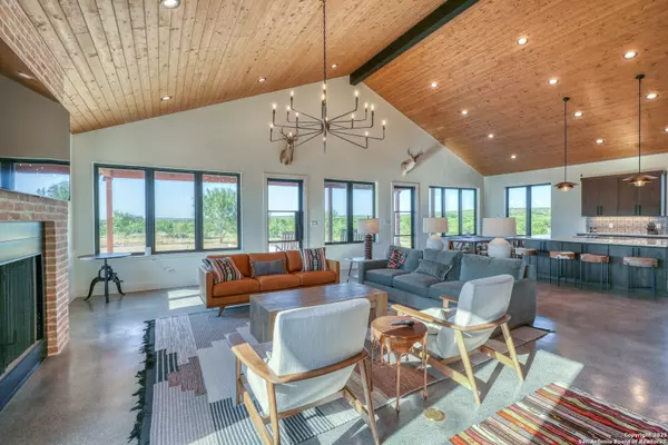 Devine, TX 78016,1343 S FM 1343