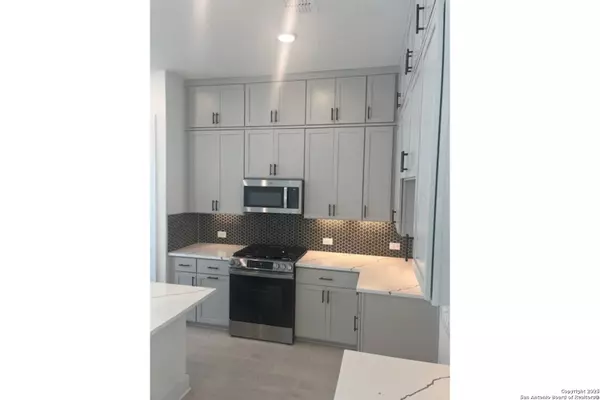 San Antonio, TX 78249,6464 Babcock Rd #715