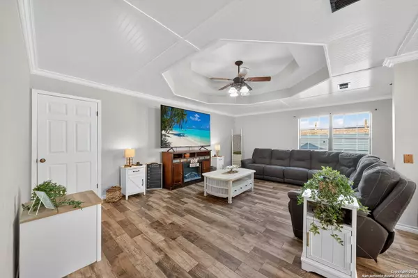 Seguin, TX 78155,111 Santa Anna