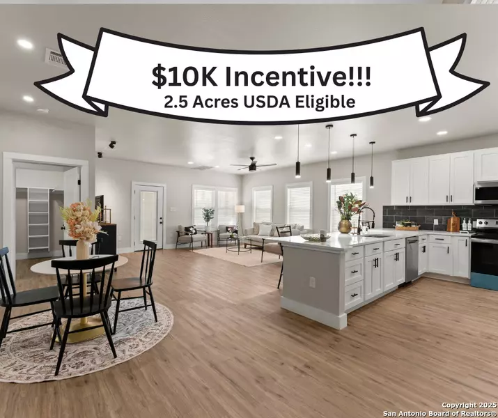 214 County Road 7755, Devine, TX 78016