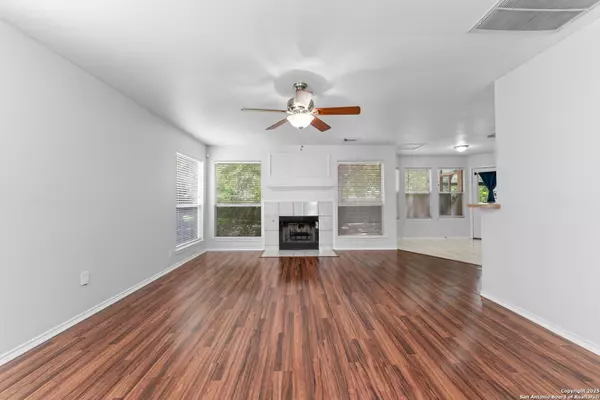 Universal City, TX 78148-2825,122 RIMDALE