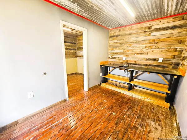 Pipe Creek, TX 78063,4951 FM 1283