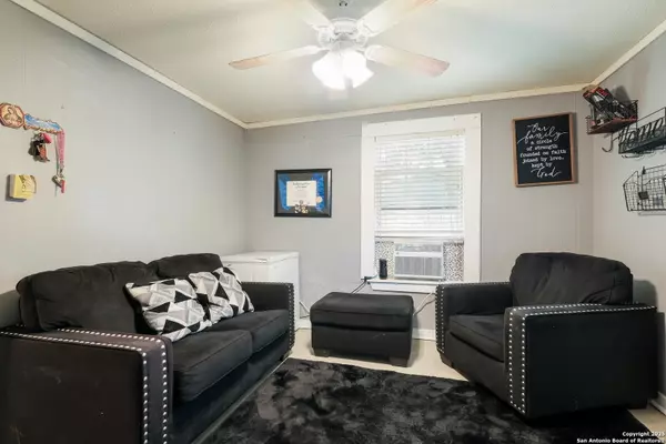 Seguin, TX 78155,407 W baxter