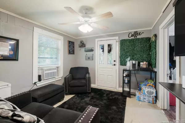 Seguin, TX 78155,407 W baxter