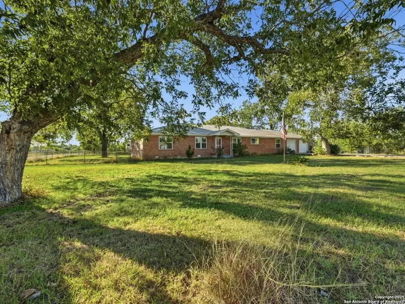 106 County Road 6611, Devine, TX 78016