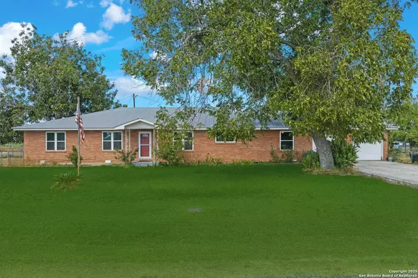 Devine, TX 78016,106 County Road 6611