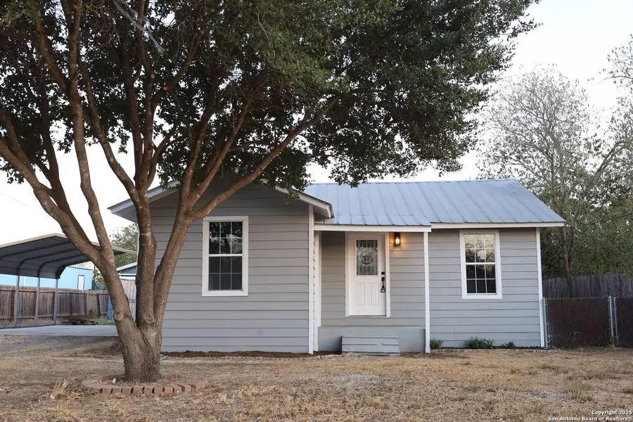 920 maple, Jourdanton, TX 78026