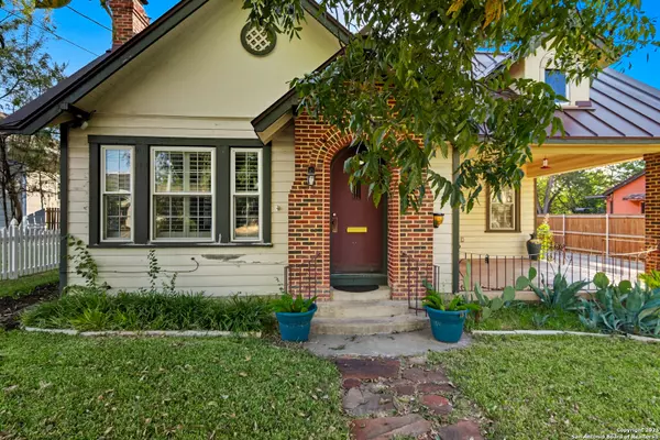 Seguin, TX 78155,611 S Austin