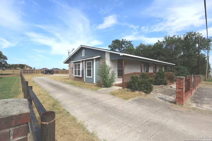 511 State Highway 123, Stockdale, TX 78160