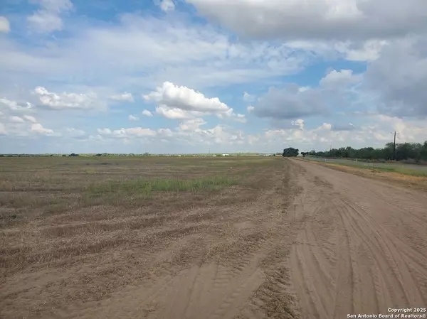 7915 County Road 2400, Moore, TX 78057
