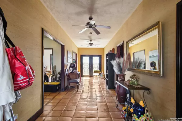 Floresville, TX 78114,2148 County Road 220