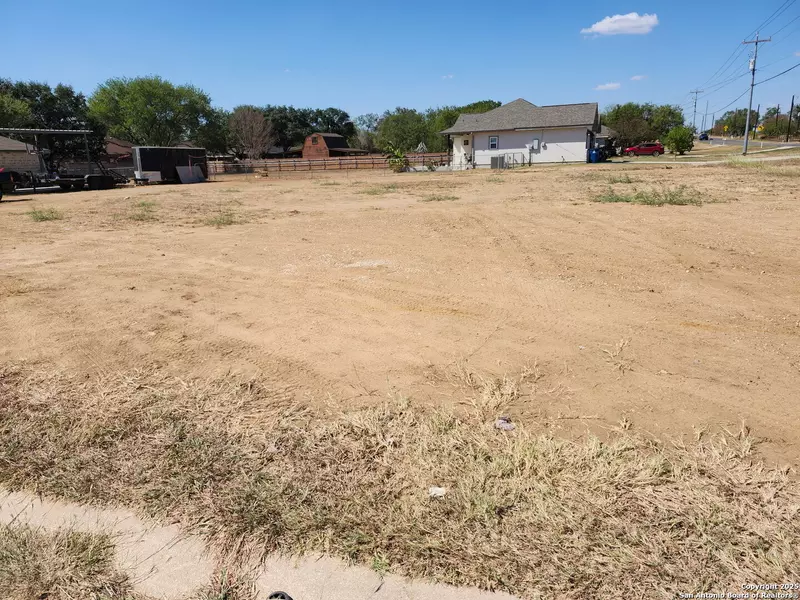 451 4th Street, Floresville, TX 78114