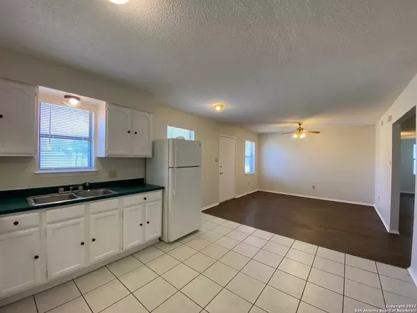 Floresville, TX 78114-3010,226 BLUE BONNET