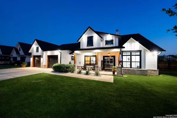 100 E Magnolia Cir, La Vernia, TX 78121