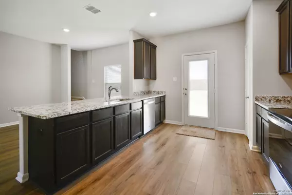 Converse, TX 78109,9138 Canvas