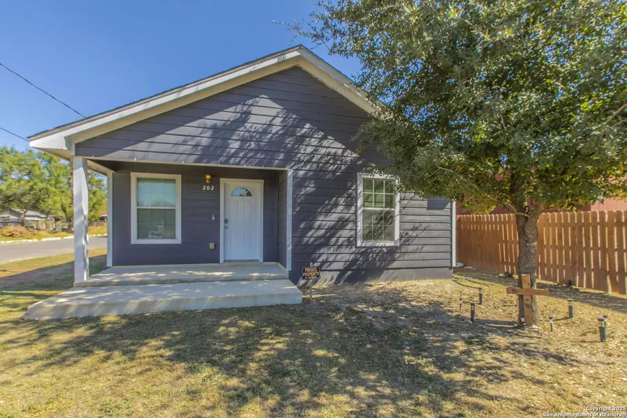 202 Willow St, Pearsall, TX 78061