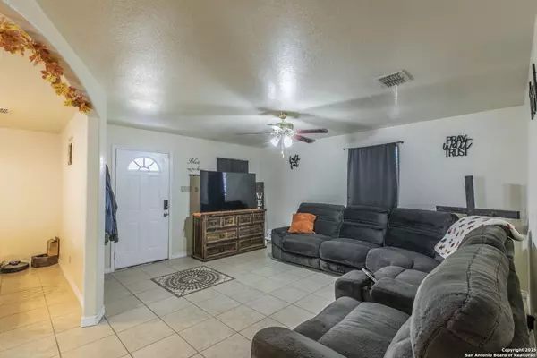 Pearsall, TX 78061,202 Willow St