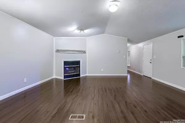 Elmendorf, TX 78112,23414 Dragon Rock