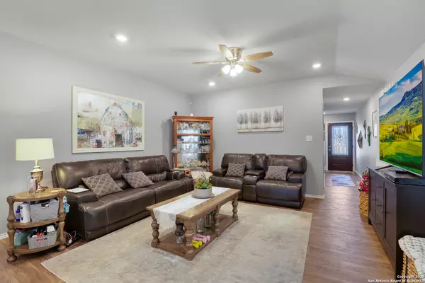 Floresville, TX 78114,137 HOGANS ALLEY