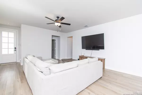 Converse, TX 78109,9223 Espadrille