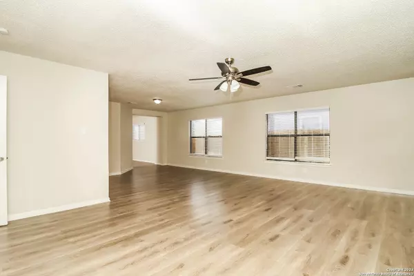 Converse, TX 78109-3380,8182 CHERYL MEADOW DR