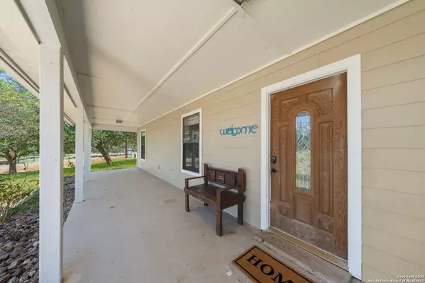 Floresville, TX 78114,1227 CR 104