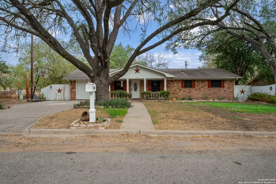 1026 Oakcrest, Pleasanton, TX 78064