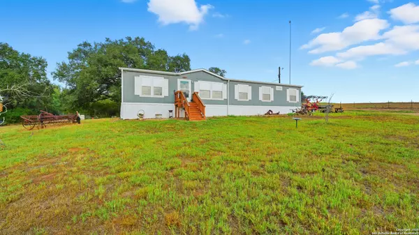 Floresville, TX 78114,2141 CR 132
