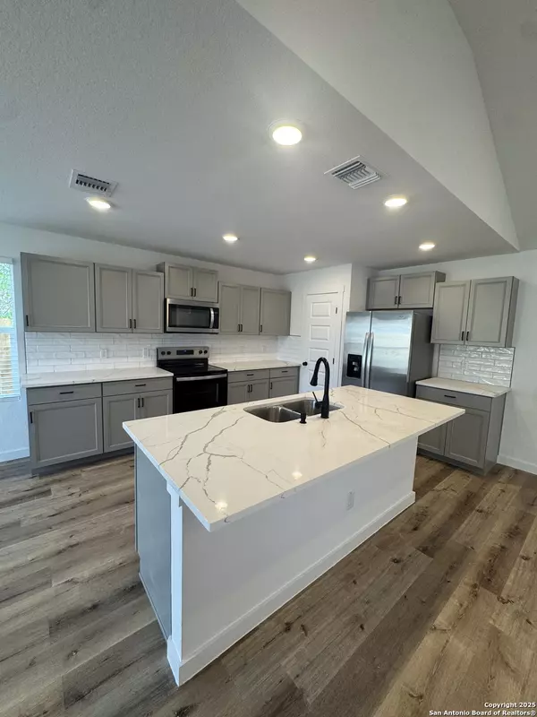 Jourdanton, TX 78026,913 Olive St