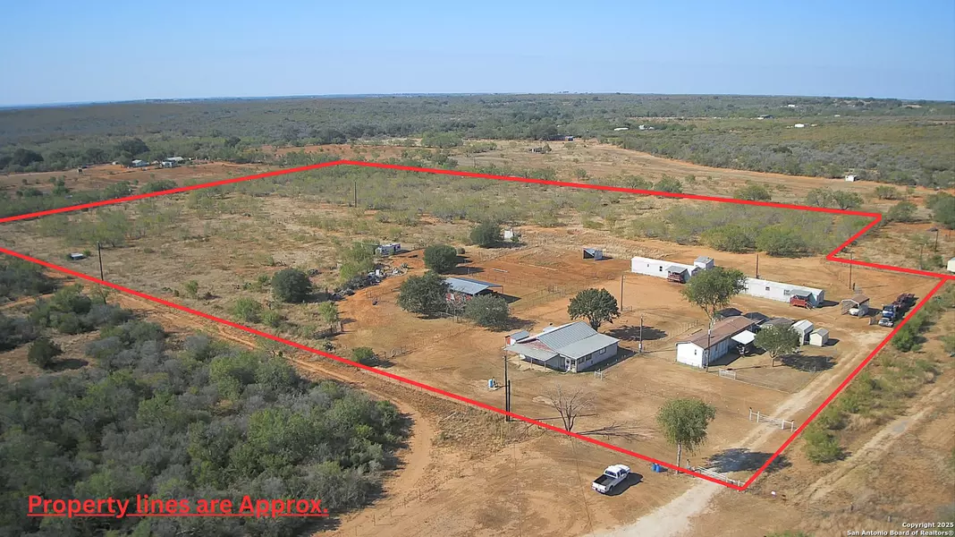 179 PR 6624, Devine, TX 78016