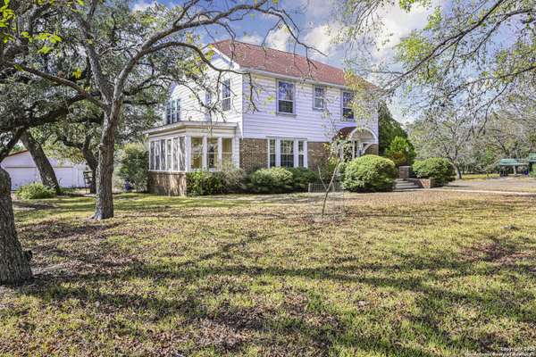 1002 Gonzales, Yoakum, TX 77995