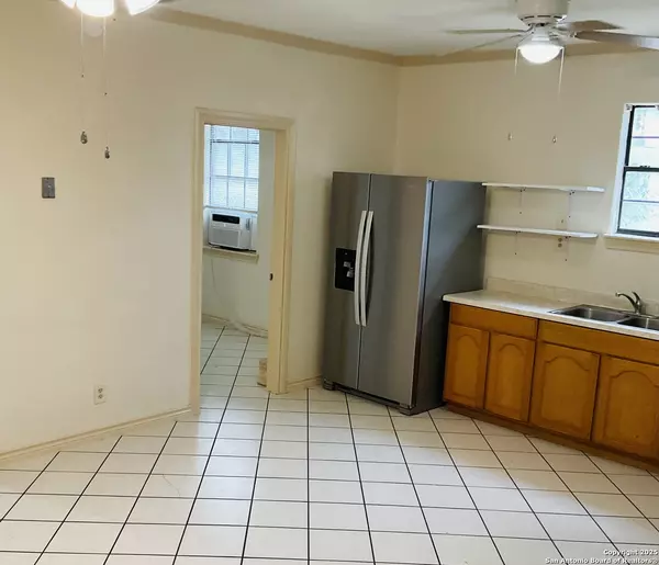 Sabinal, TX 78801,517 Barnard