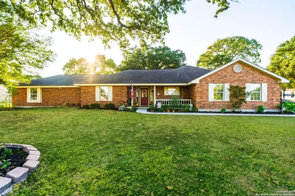 1265 Hillside Oaks Dr, La Vernia, TX 78121