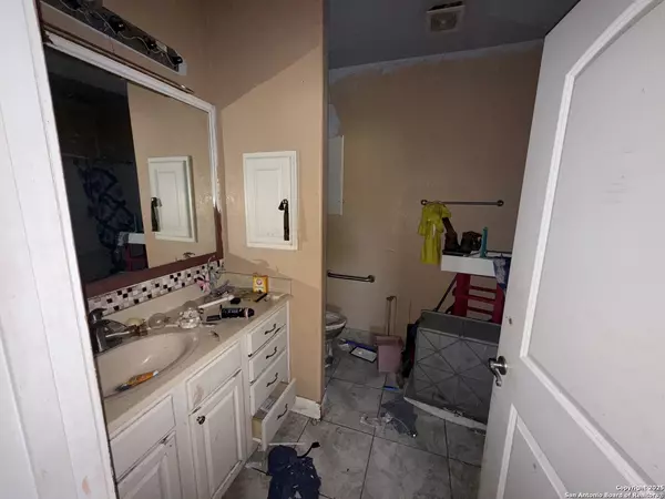 Pearsall, TX 78061,1006 E Taft St